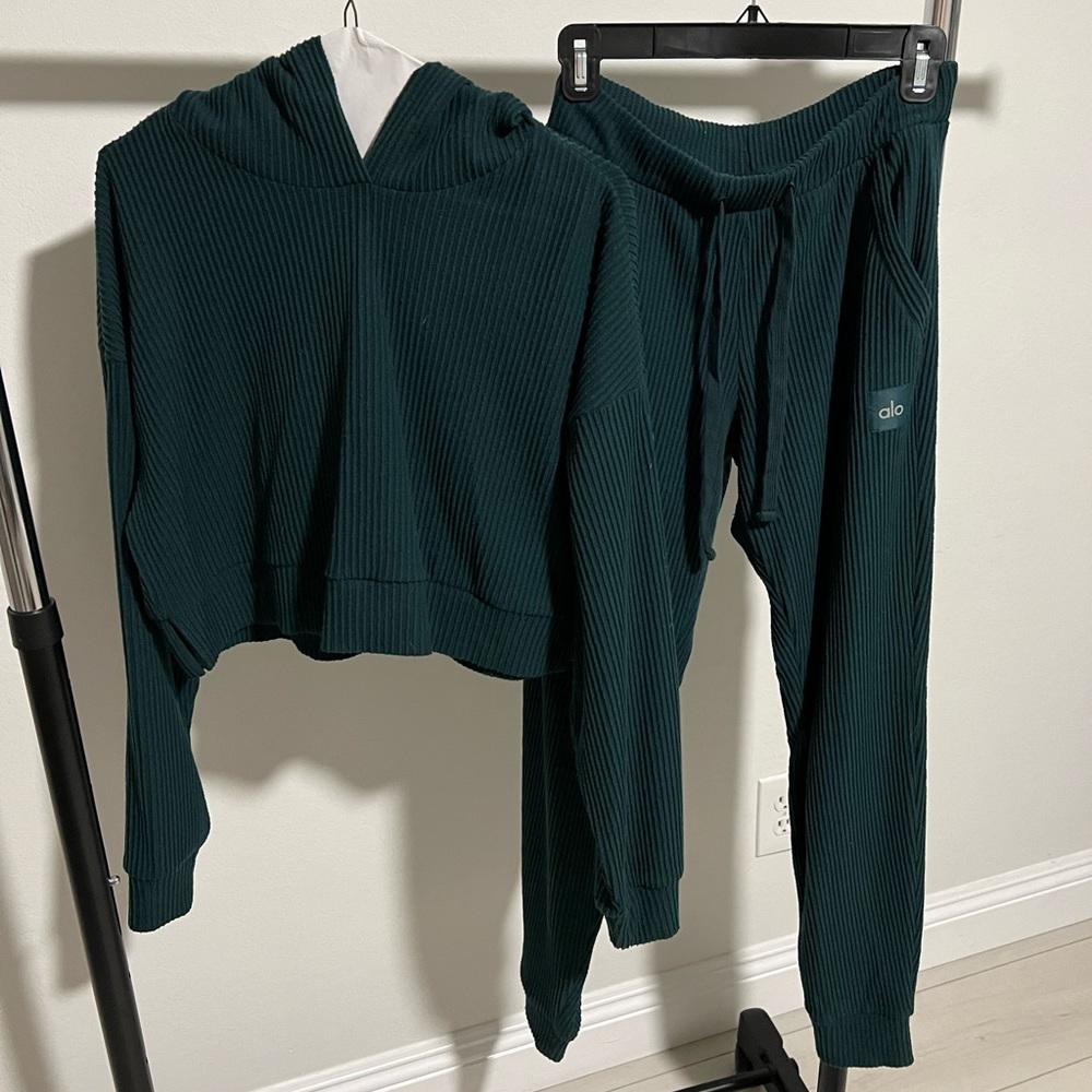 Alo Yoga Muse Set in Limited edition midnight green